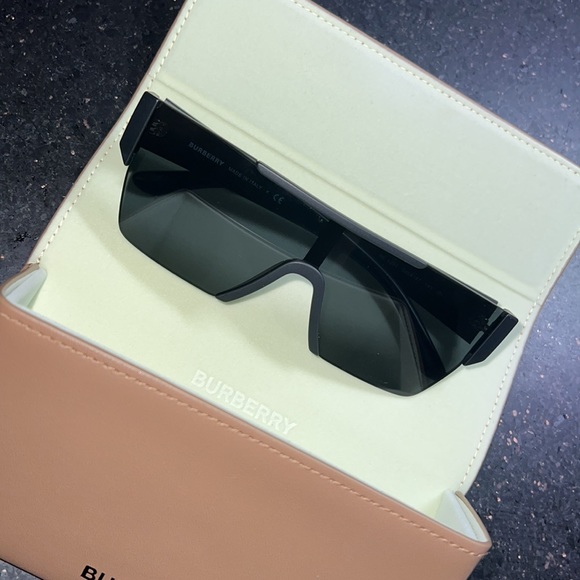 Burberry sunglasses UNISEX - Picture 3 of 4